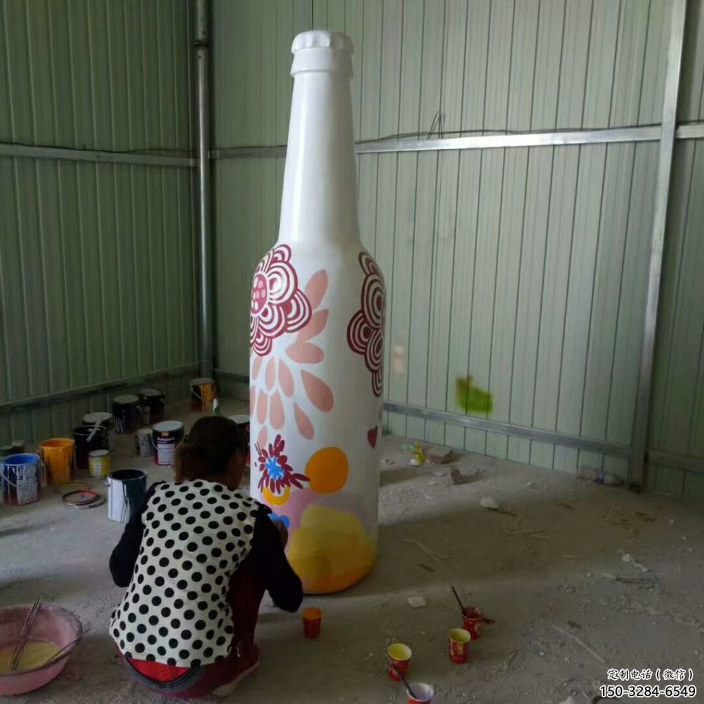 酒瓶彩繪雕塑，公園小區(qū)擺件，玻璃鋼噴漆工藝