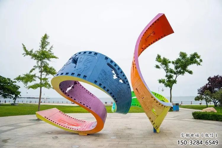 美陳膠卷雕塑 異形噴水膠片雕塑 酒店雕塑