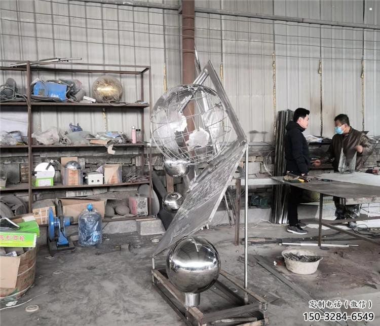 地球儀雕塑批發(fā)，鏡面工藝，景觀筆記本地球儀雕塑承接