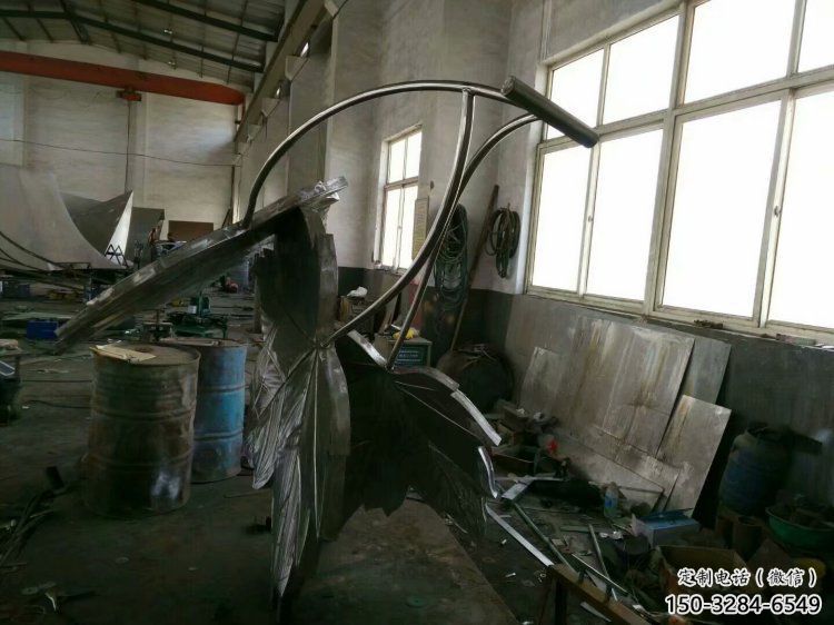 楓葉雕塑優(yōu)選，陸地擺件，藝術(shù)不銹鋼楓葉雕塑供應(yīng)