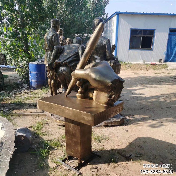 城中手握鋼筆雕塑，街道標(biāo)識(shí)，玻璃鋼手握鋼筆雕塑廠家
