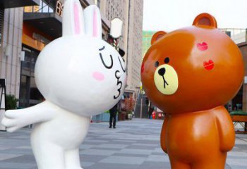 泰安步行街布朗熊雕塑，玻璃鋼動物雕塑，卡通方式