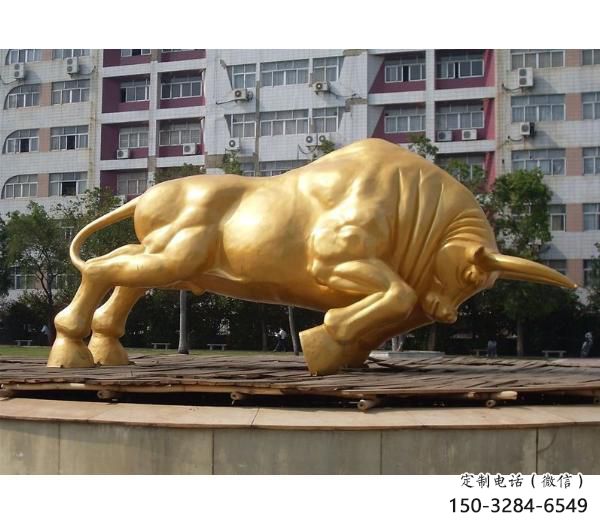 迪慶風景區開荒牛雕塑
